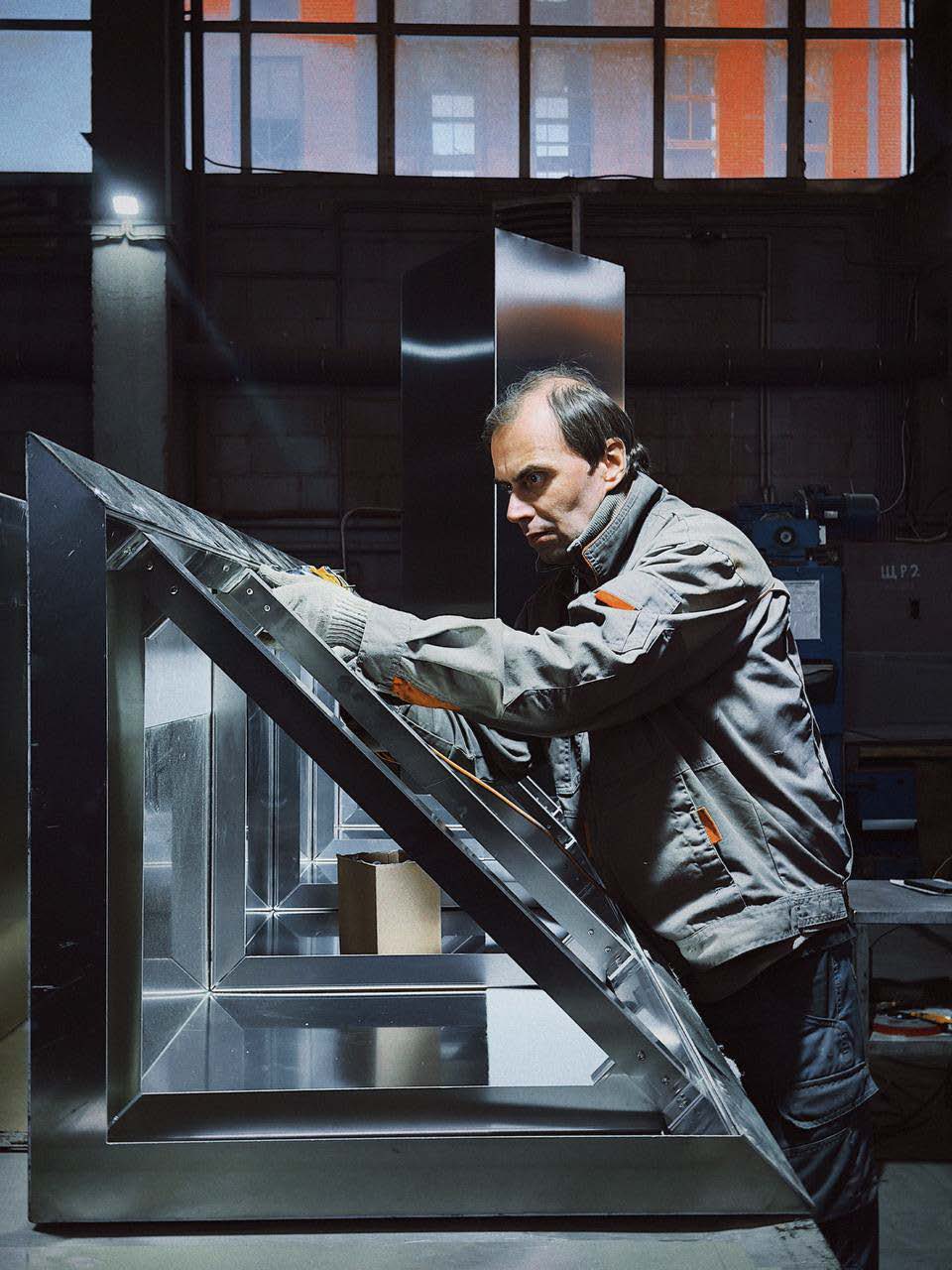 Сборка фасадной кассеты на производстве