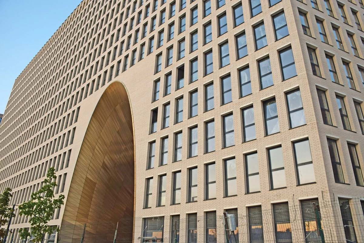 ЖК ЗилАрт - арка из нержавеющей стали с нитридом титана